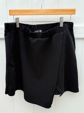 Boohoo Black Textured Wrap-Front Skort